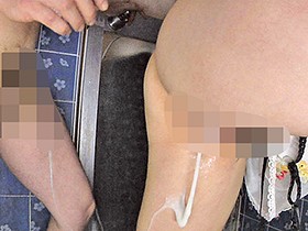 義母が35歳の息子に父親の見てない隙に寝取られる　サンプル画像10